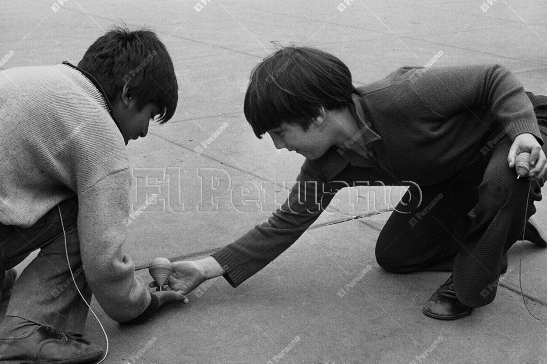 Lima - 12 octubre 1977 / Niños juegan con trompos. Foto Archivo Histórico de El Peruano / Oswaldo Sánchez