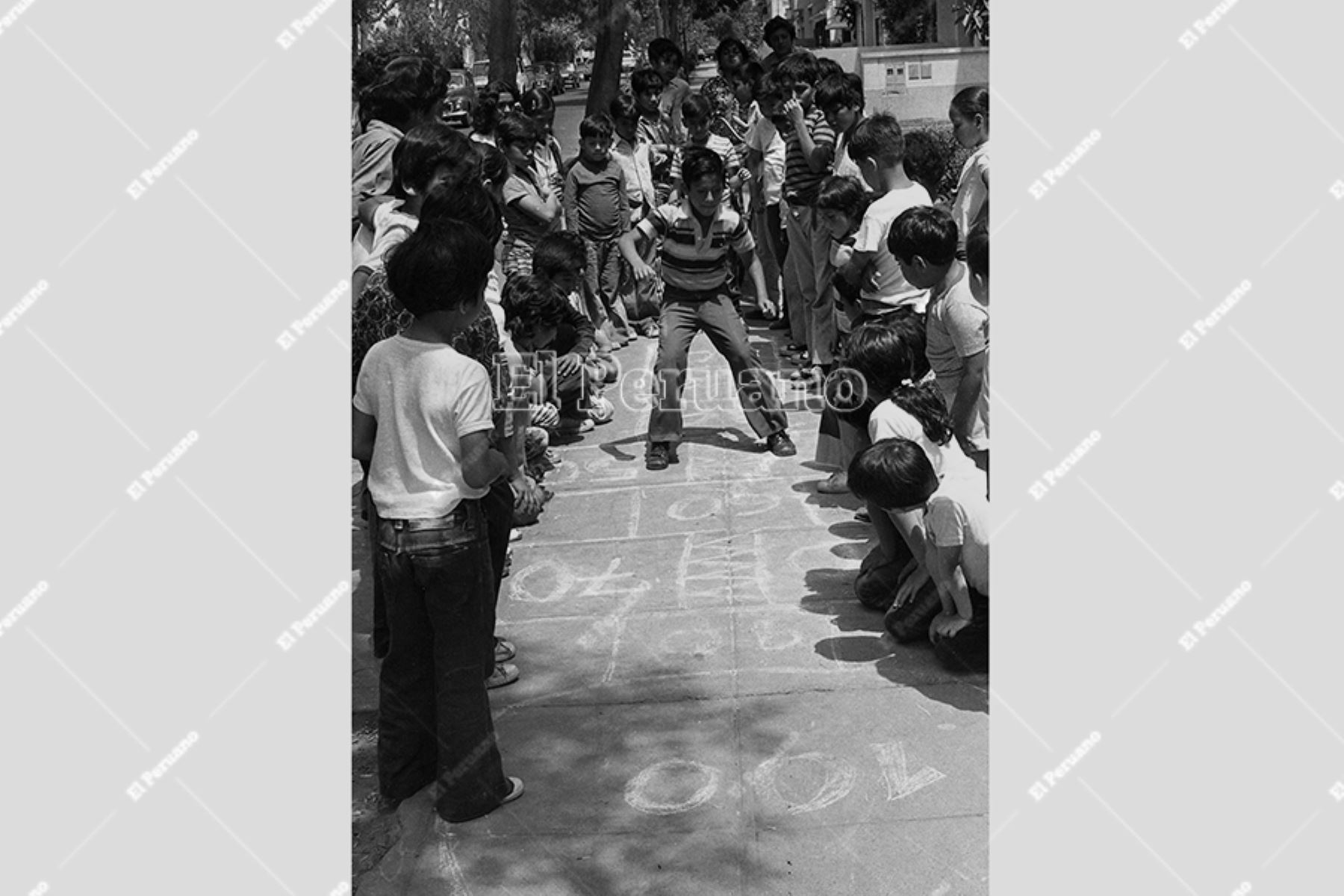Lima - 17 diciembre 1974 / Campaña del diario La Crónica "En busca del juego perdido" por los barrios de  Lima para promover  esos juegos que ya entonces parecían escaparse de la memoria colectiva. 
Foto Archivo Histórico de El Peruano / Virgilio Molero.