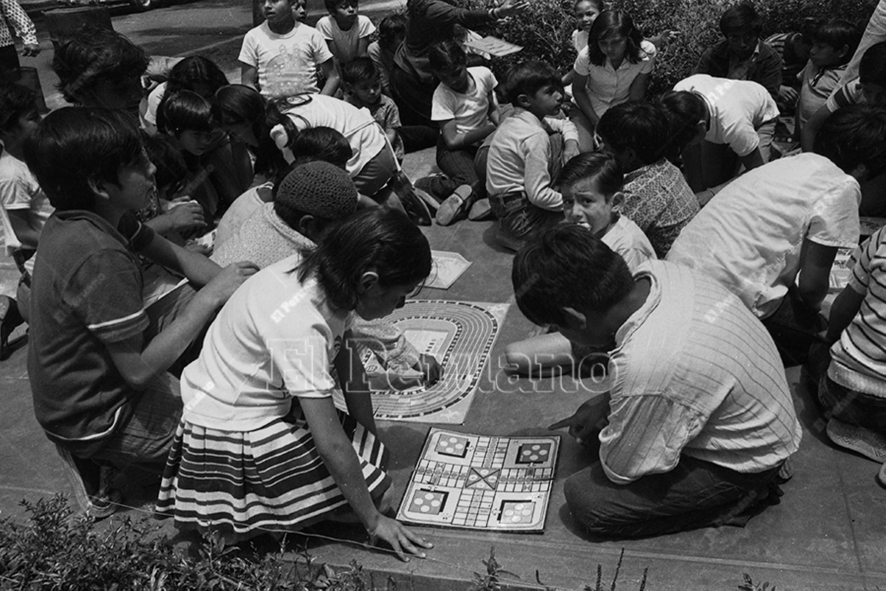Lima - 17 diciembre 1974 / Campaña del diario La Crónica "En busca del juego perdido" por los barrios de  Lima para promover  esos juegos que ya entonces parecían escaparse de la memoria colectiva. 
Foto Archivo Histórico de El Peruano
