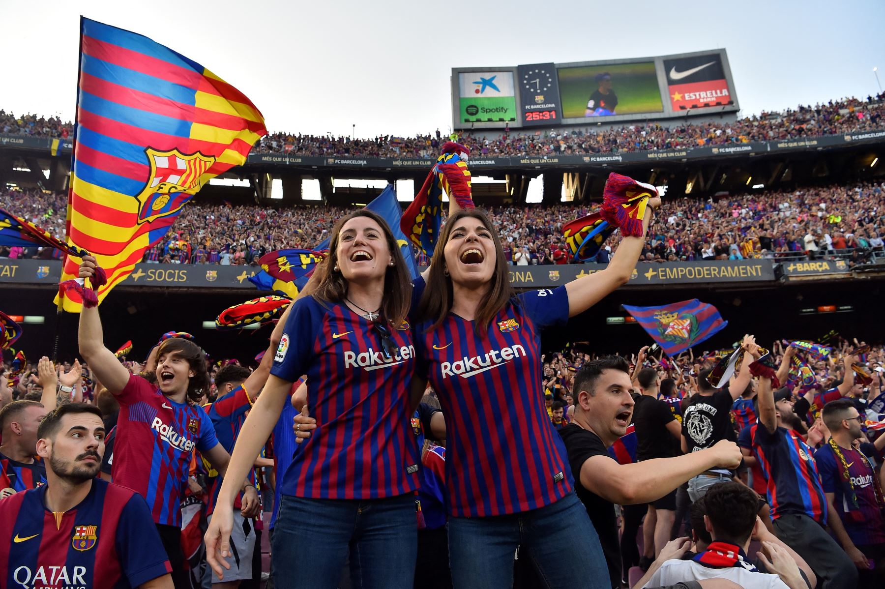 La afición celebra durante el partido de fútbol de la liga española entre el FC Barcelona y el RCD Mallorca, el último partido que se celebra en el estadio del Camp Nou antes del inicio de las obras de construcción del nuevo estadio del Camp Nou de Barcelona. Foto:ANDINA/AFP