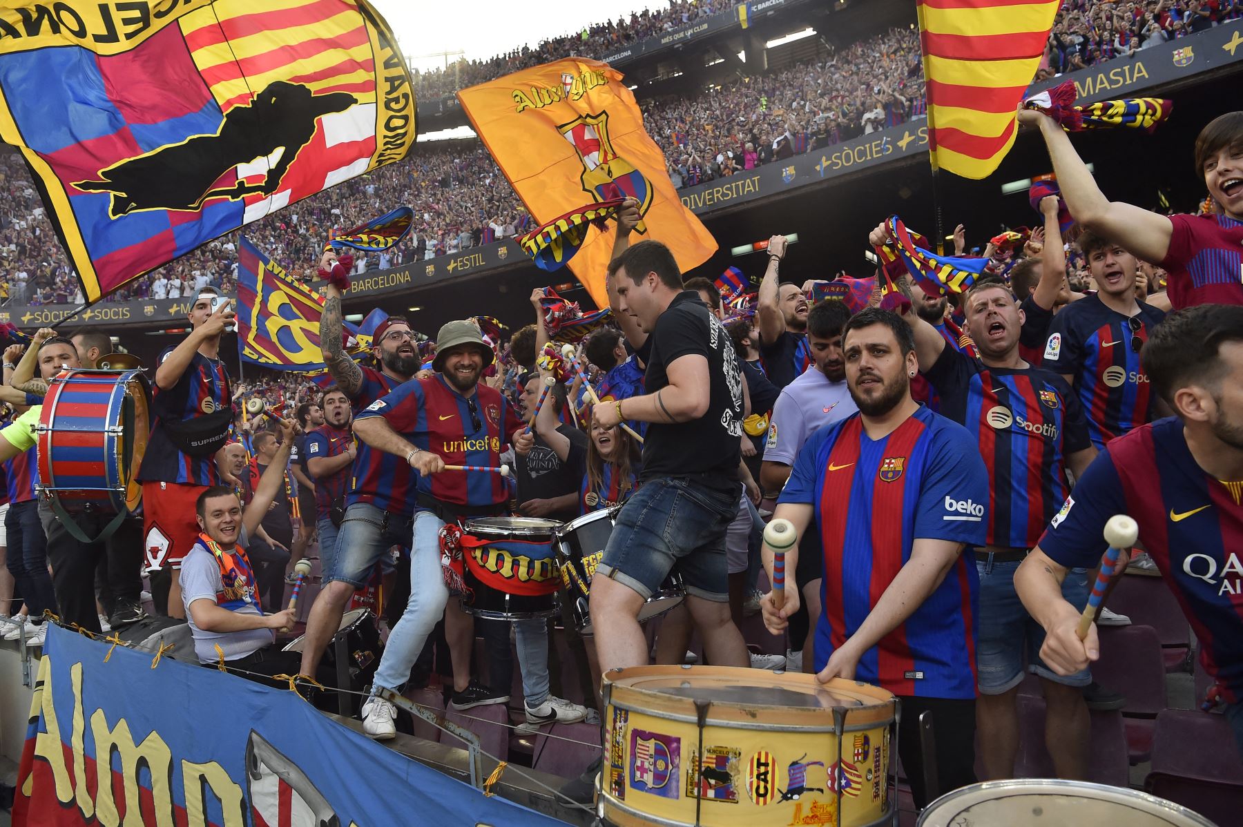 La afición celebra durante el partido de fútbol de la liga española entre el FC Barcelona y el RCD Mallorca, el último partido que se celebra en el estadio del Camp Nou antes del inicio de las obras de construcción del nuevo estadio del Camp Nou de Barcelona. Foto:ANDINA/AFP