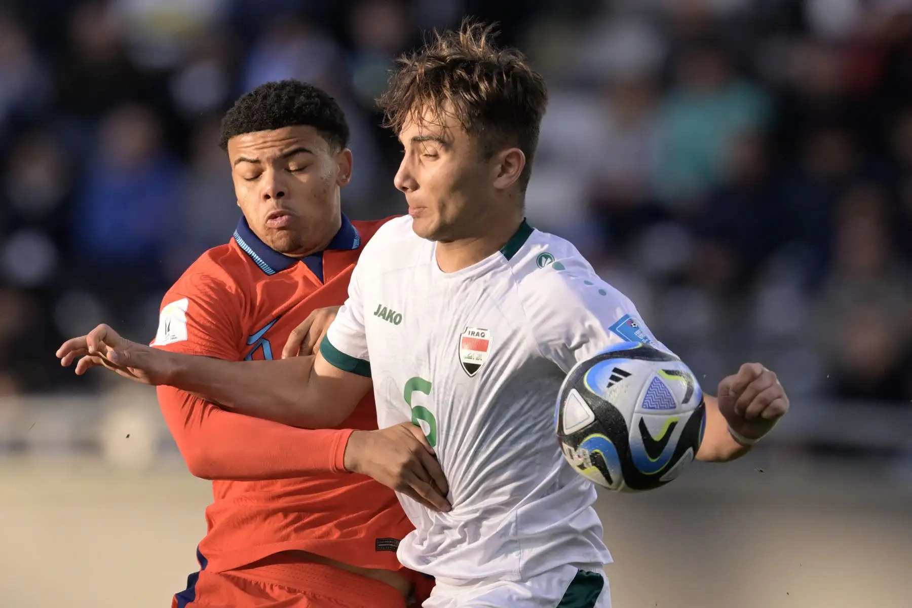 El delantero inglés Dane Scarlett compitió por el balón durante el partido de fútbol del Grupo E de la Copa Mundial Sub-20 Argentina 2023 entre Irak e Inglaterra en el Estadio Unico Diego Armando Maradona en La Plata, Argentina, el 28 de mayo de 2023.
Foto: AFP