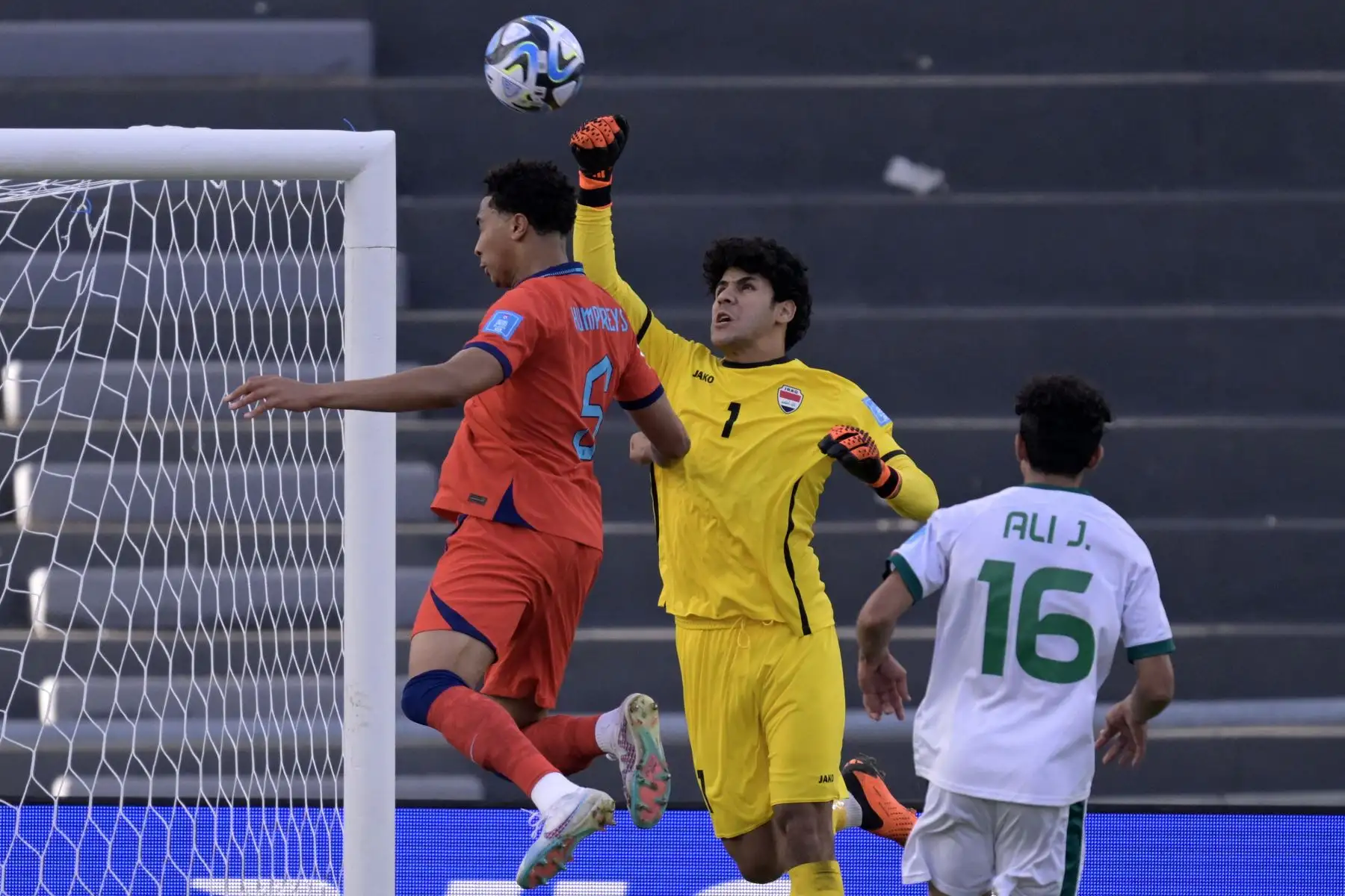 El defensor de Inglaterra Bashir Humphreys (Izquierda) y el portero de Irak Hasan Hussein compiten por el balón durante el partido de fútbol del Grupo E de la Copa Mundial Sub-20 de Argentina 2023 entre Irak e Inglaterra en el Estadio Unico Diego Armando Maradona en La Plata, Argentina, el 28 de mayo. , 2023.
Foto: AFP