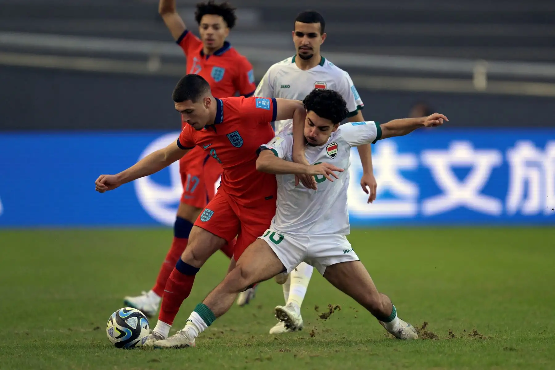 El mediocampista iraquí Youssef Amyn (derecha) y el mediocampista inglés Carney Chukwumeka compiten por el balón durante el partido de fútbol del Grupo E de la Copa Mundial Sub-20 Argentina 2023 entre Irak e Inglaterra en el Estadio Unico Diego Armando Maradona en La Plata, Argentina, el 28 de mayo. , 2023.
Foto: AFP