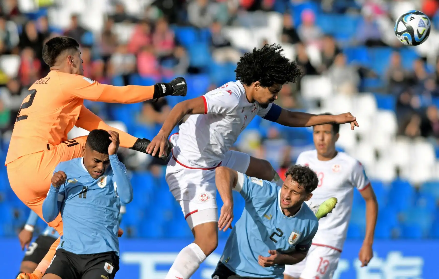 El delantero uruguayo Randall Rodríguez (Izquierda) y el mediocampista tunecino Ghaith Ouahabi compiten por el balón durante el partido de fútbol del grupo E de la Copa Mundial Sub-20 Argentina 2023 entre Túnez y Uruguay, en el estadio Malvinas Argentinas en Mendoza, Argentina, el 28 de mayo de 2023.
Foto: AFP