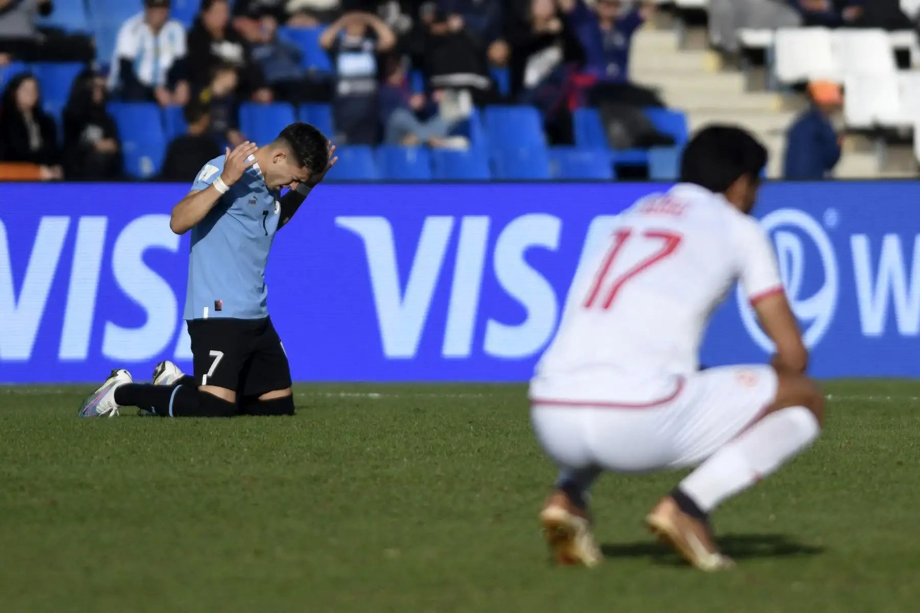 El mediocampista uruguayo Anderson Duarte reza al final del partido de fútbol del grupo E de la Copa Mundial Sub-20 Argentina 2023 entre Túnez y Uruguay, en el estadio Malvinas Argentinas en Mendoza, Argentina, el 28 de mayo de 2023.
Foto: AFP
