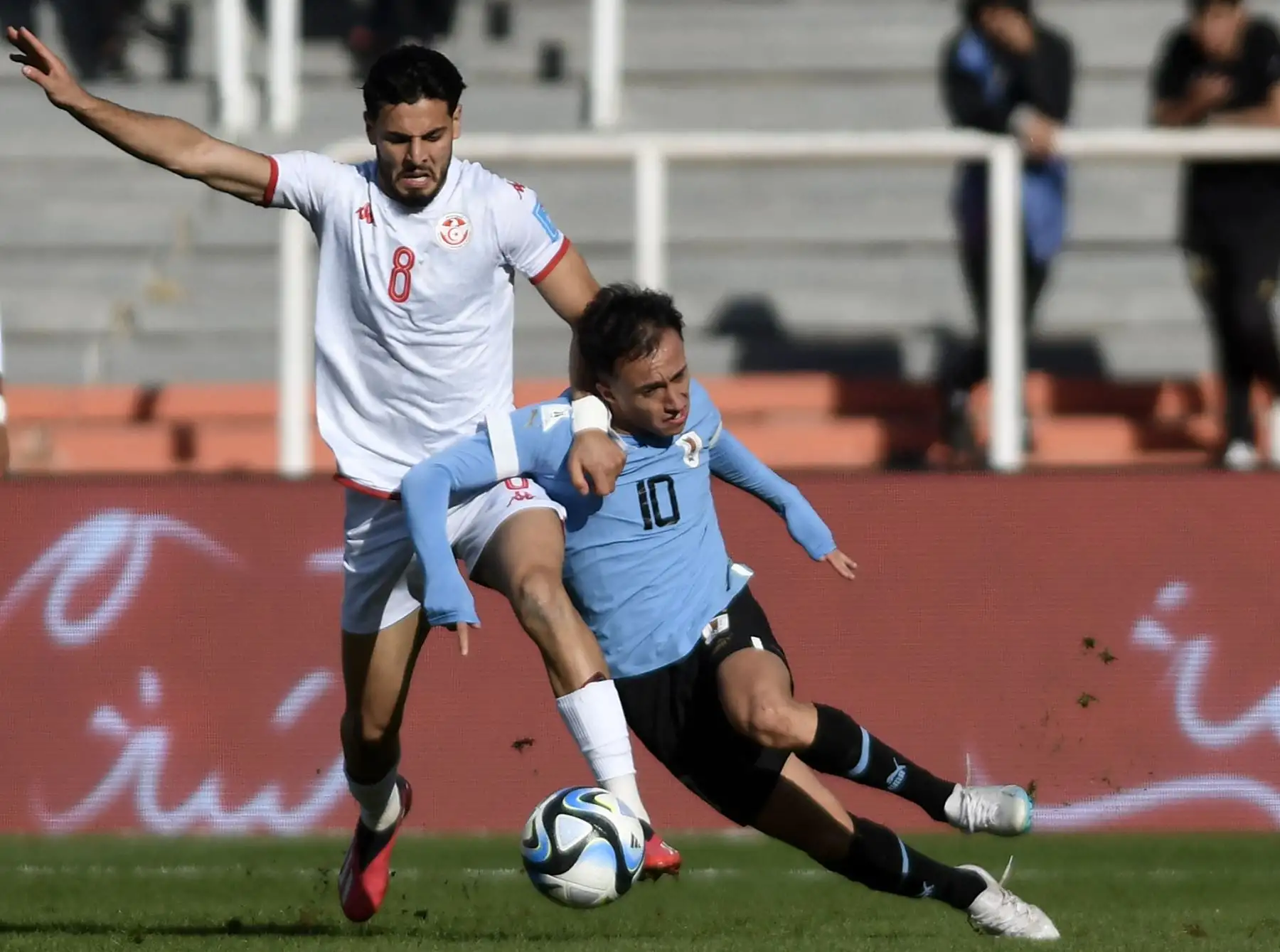 El mediocampista de Túnez Yassine Dridi (Izquierda) y el mediocampista de Uruguay Franco González compiten por el balón durante el partido de fútbol del grupo E de la Copa Mundial Sub-20 Argentina 2023 entre Túnez y Uruguay, en el estadio Malvinas Argentinas en Mendoza, Argentina, el 28 de mayo de 2023.
Foto: AFP