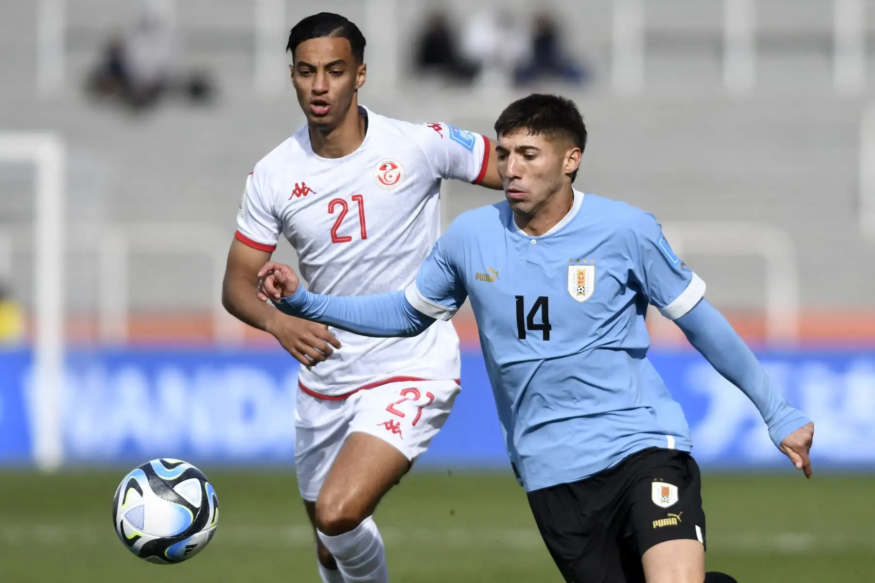 El delantero tunecino Jebril Othman (izquierda) y el mediocampista uruguayo Damián García compiten por el balón durante el partido de fútbol del grupo E de la Copa Mundial Sub-20 Argentina 2023 entre Túnez y Uruguay, en el estadio Malvinas Argentinas en Mendoza, Argentina, el 28 de mayo de 2023.
Foto: AFP