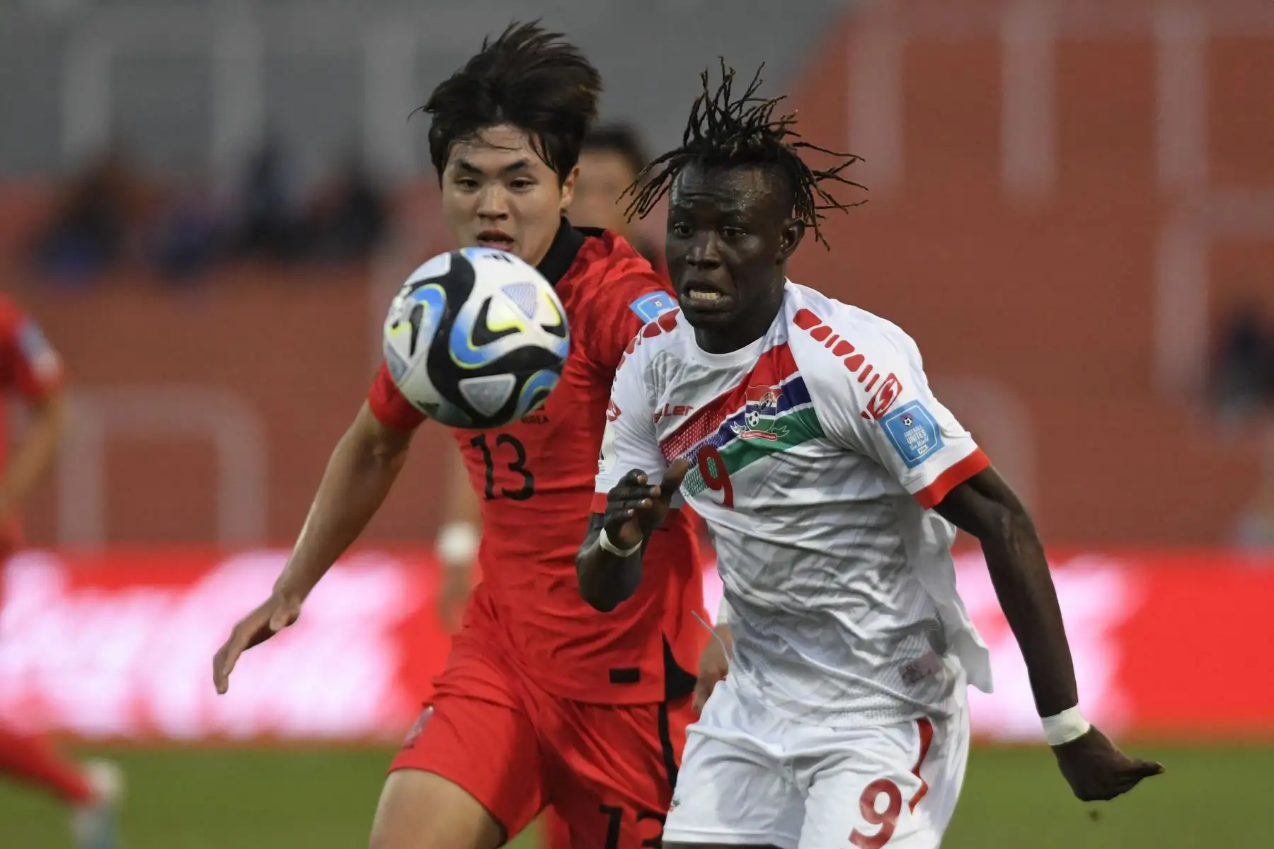 El defensor de Corea del Sur, Choi Ye-hoon (Izquierda), y el delantero durante de Gambia, Mansour Mbye, corren por el balón el partido de fútbol del grupo F de la Copa Mundial Sub-20 de Argentina 2023 entre Corea del Sur y Gambia, en el estadio Malvinas Argentinas en Mendoza, Argentina, en mayo. 28, 2023.
Foto: AFP
