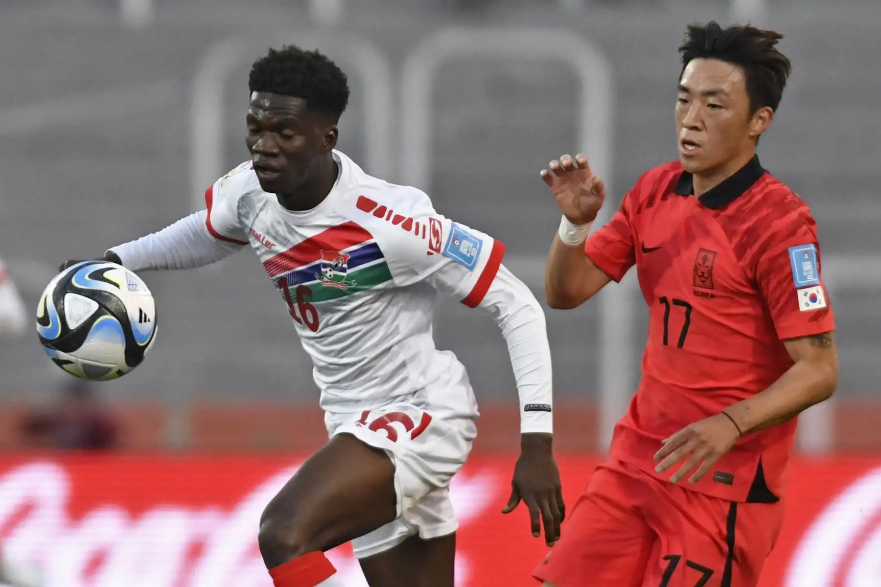 El defensor de Gambia Bakary Jawara (Izquierda) y el mediocampista de Corea del Sur Lee Ji-han pelean por el balón durante el partido de fútbol del grupo F de la Copa Mundial Sub-20 Argentina 2023 entre Corea del Sur y Gambia, en el estadio Malvinas Argentinas en Mendoza, Argentina, el mayo 28, 2023.
Foto: AFP
