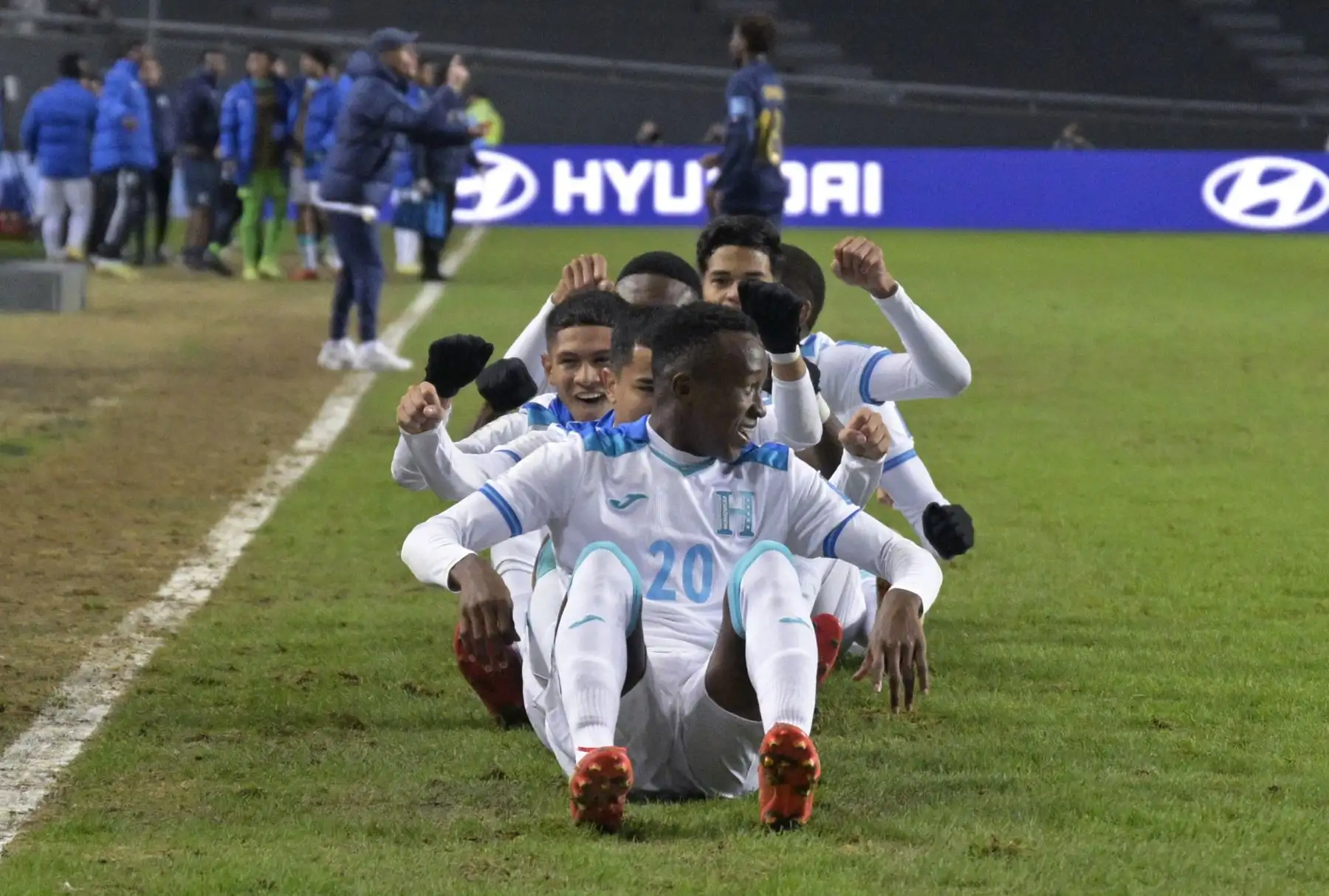 El mediocampista hondureño Odín Ramos  celebra con sus compañeros después de marcar el primer gol de su equipo con un tiro libre durante el partido de fútbol del grupo E de la Copa Mundial Sub-20 Argentina 2023 entre Honduras y Francia en el Estadio Unico Diego Armando Maradona en La Plata. Argentina, el 28 de mayo de 2023.
Foto: AFP