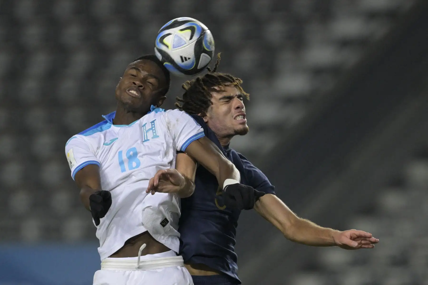 El delantero de Honduras Daniel Carter (Izquierda) y el defensor de Francia Félix Nzouango saltan por el balón durante el partido de fútbol del grupo E de la Copa Mundial Sub-20 Argentina 2023 entre Honduras y Francia en el Estadio Unico Diego Armando Maradona en La Plata, Argentina, el 28 de mayo. , 2023.
Foto: AFP