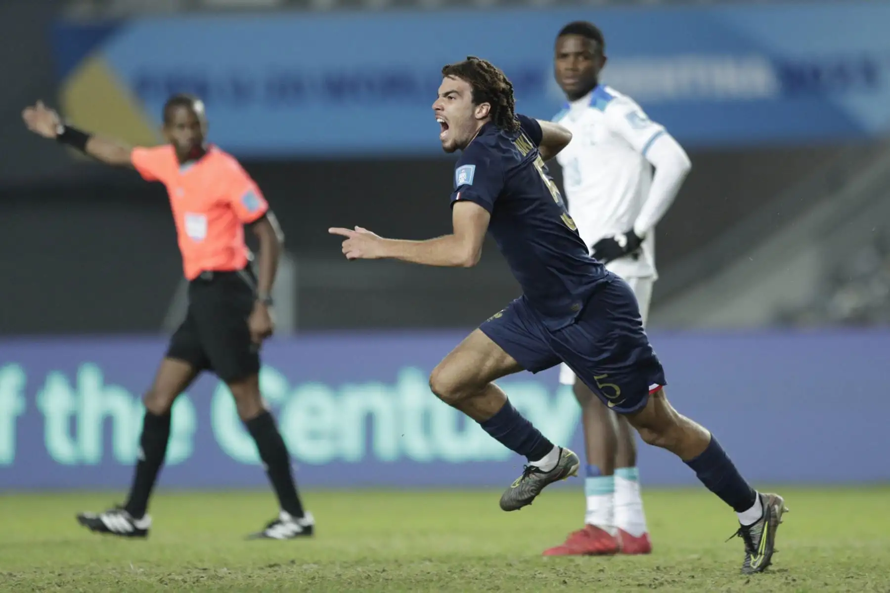 Félix Nzouango de Francia celebra un gol hoy, en un partido del grupo F de la Copa Mundial de Fútbol sub-20 entre Honduras y Francia en el estadio Diego Armando Maradona en La Plata (Argentina).
Foto: EFE