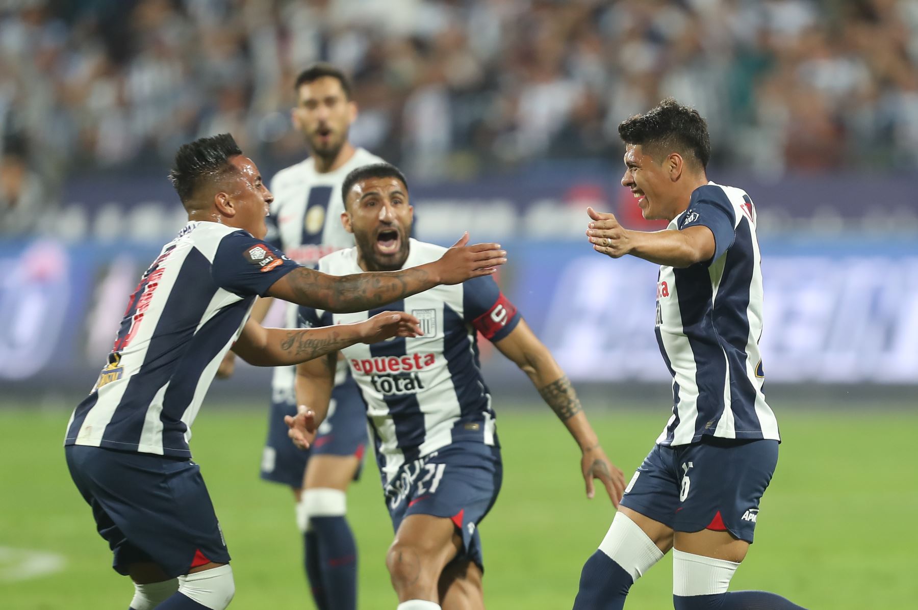 Jesús Castillo celebra con sus compañeros luego de anotar el primer gol del encuentro entre Alianza Lima y Binacional por la liga 1. Foto: ANDINA/Ricardo Cuba
