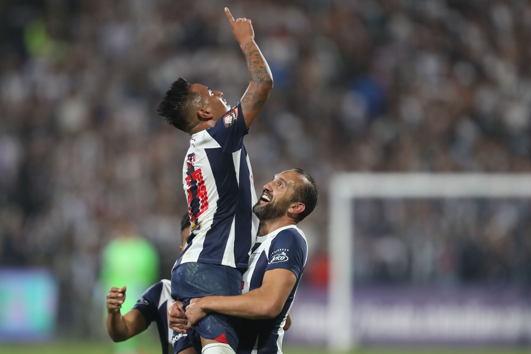 Christian Cueva celebra con Hernán Barcos luego de anotar un gol durante el encuentro entre Alianza Lima y Binacional por la Liga 1.

Foto: ANDINA/Ricardo Cuba