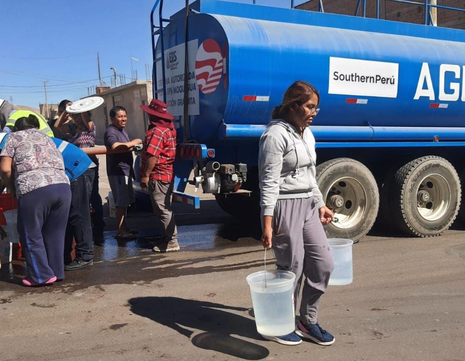 El sector privado se sumó a la distribución de agua potable a la población de Moquegua afectada por la restricción del servicio a causa del derrame de petróleo ocurrido en esa región. ANDINA/Difusión
