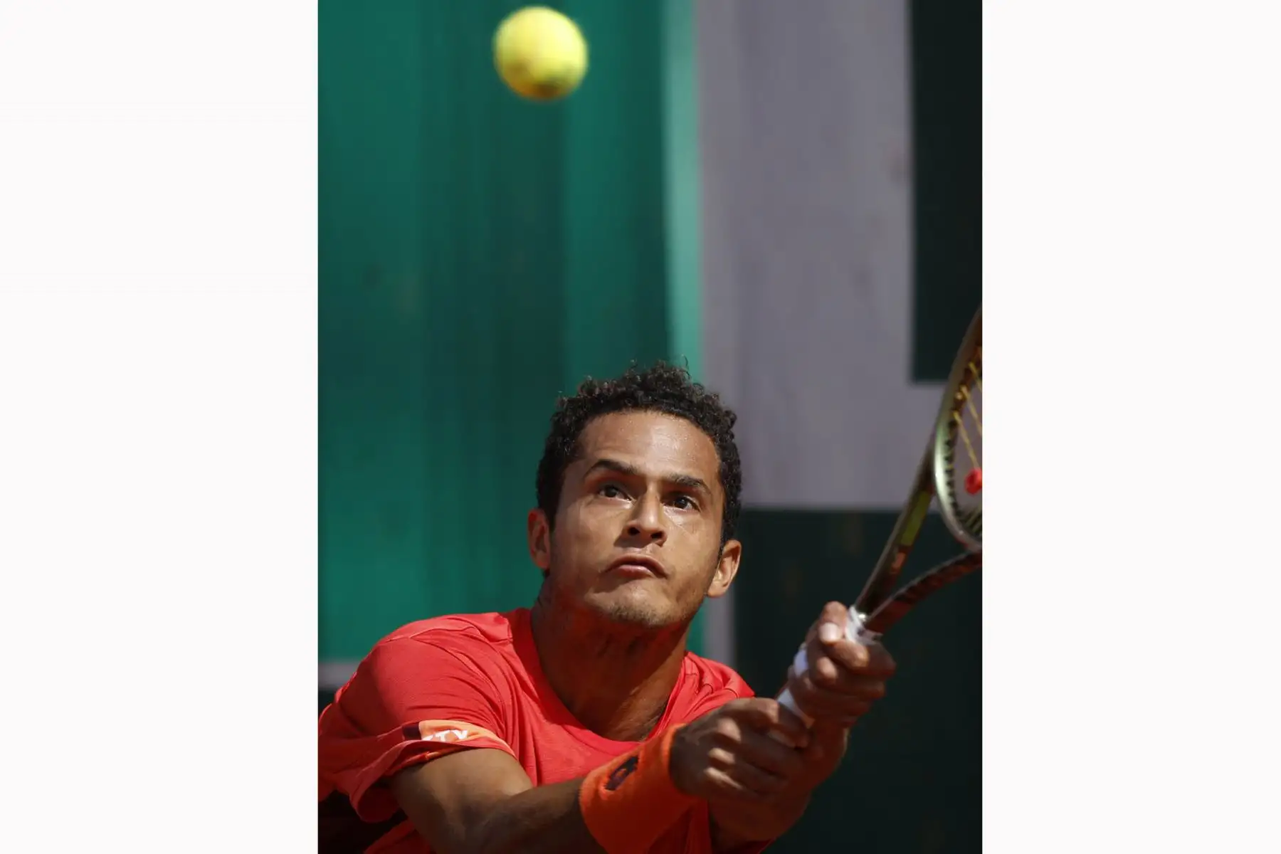 En la pista 5 de Roland Garros, Juan Pablo Varillas pudo resarcirse de la remontada que sufrió el año pasado, cuando ganaba 2-0 al canadiense Felix Auger-Aliassime y terminó perdiendo en la que fue su primera aparición en un Grand Slam. Foto: EFE
