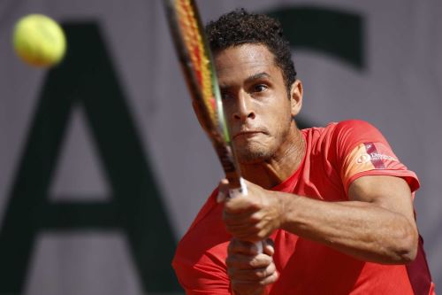 El tenista peruano Juan Pablo Varillas logró esta semana dos resonantes triunfos en París. Foto: EFE