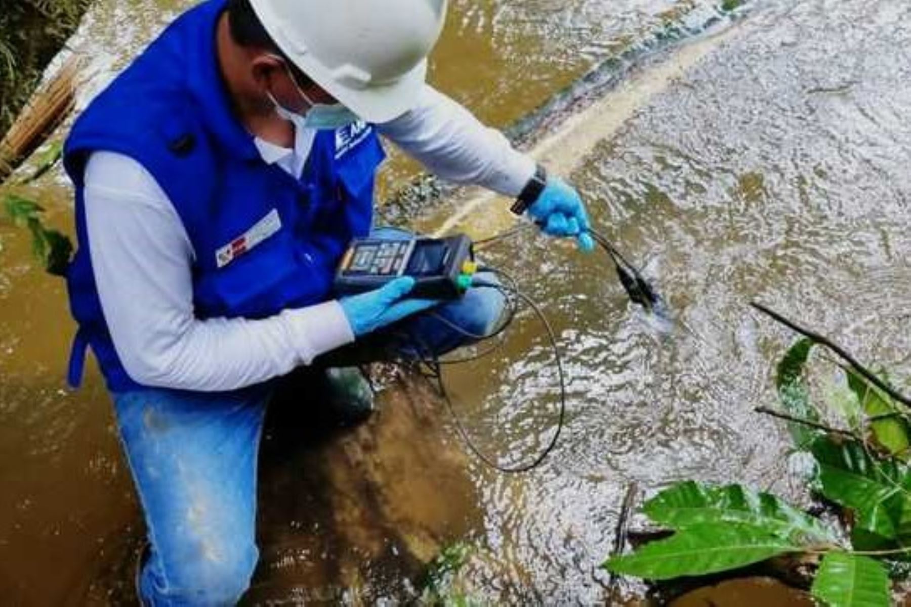 Profesionales de la ALA Iquitos tomaron muestras de agua superficial, a fin de evaluar la presunta afectación por hidrocarburos. Foto: ANA