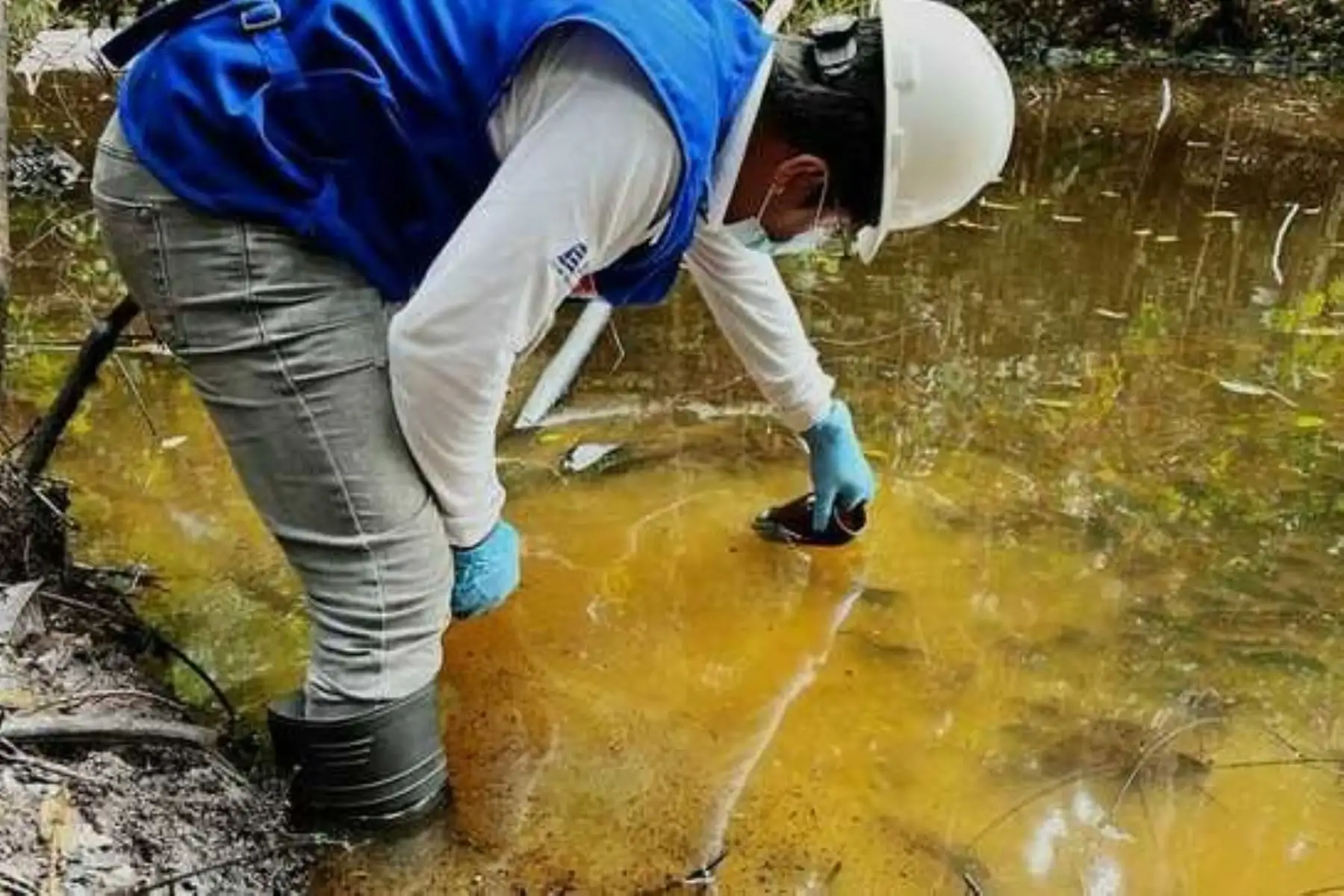 Profesionales de la ALA Iquitos tomaron muestras de agua superficial, a fin de evaluar la presunta afectación por hidrocarburos. Foto: ANA