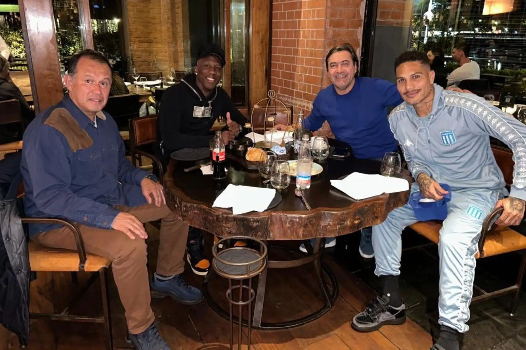 Juan Reynoso y Gustavo Leombruno dialogaron con Paolo Guerrero y Luis Advíncula. Foto: @SeleccionPeru