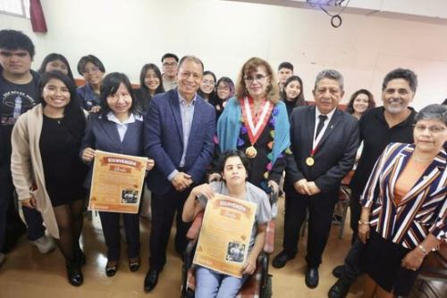 Ministro de Justicia acompaña a joven con discapacidad a inicio de clases universitarias. ANDINA/Difusión