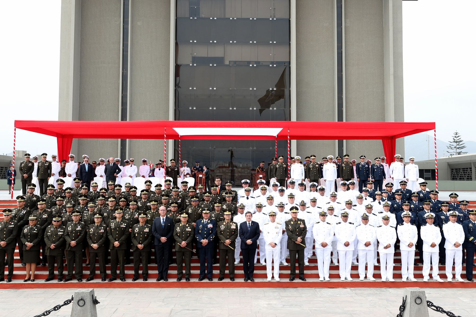 En el Cuartel General del Ejercito del Perú, el ministro Jorge Chávez Cresta preside la Ceremonia de Imposición del Cintillo de Operaciones de Paz al Personal Militar Desplegado en Misiones de Paz en el marco del Día Internacional del Personal de Paz de las Naciones Unidas.
Foto: ANDINA/Mindef