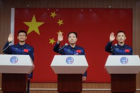 Los astronautas Gui Haichao, Jing Haipeng y Zhu Yangzhu saludan durante una conferencia de prensa en Jiuquan, provincia de Gansu, China, el 29 de mayo del 2023. Foto: EFE
