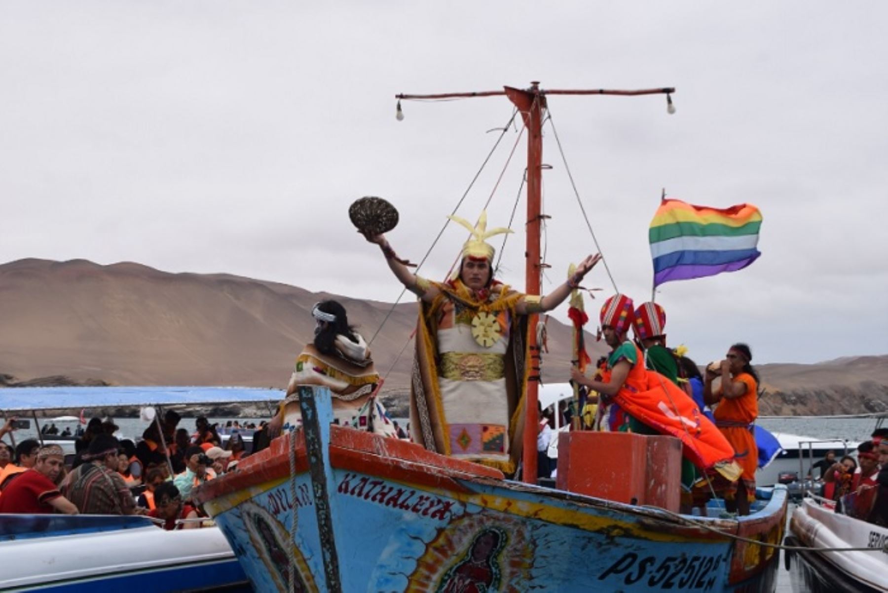 La presencia de representantes culturales y autoridades de Cusco, Ayacucho y Puno realzaron el éxito del festival, desarrollado en el mar de Paracas, frente a la imagen del Candelabro.