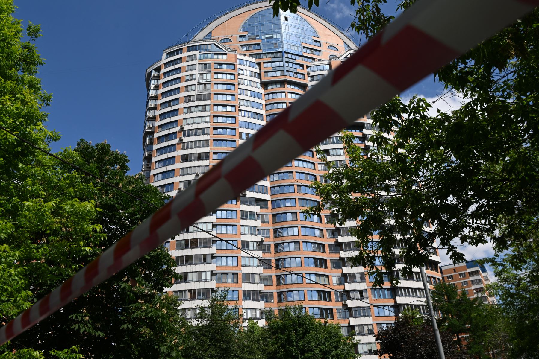 La cinta policial bloquea un área fuera de un edificio de apartamentos de varios pisos después de un ataque con drones en Moscú el 30 de mayo de 2023.
Foto: AFP