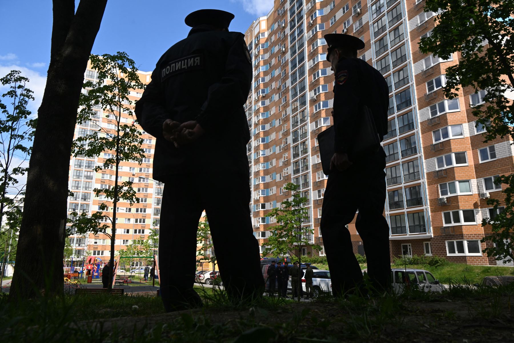Oficiales de policía hacen guardia afuera de un edificio de apartamentos de varios pisos después de un ataque con drones en Moscú el 30 de mayo de 2023.
Foto: AFP