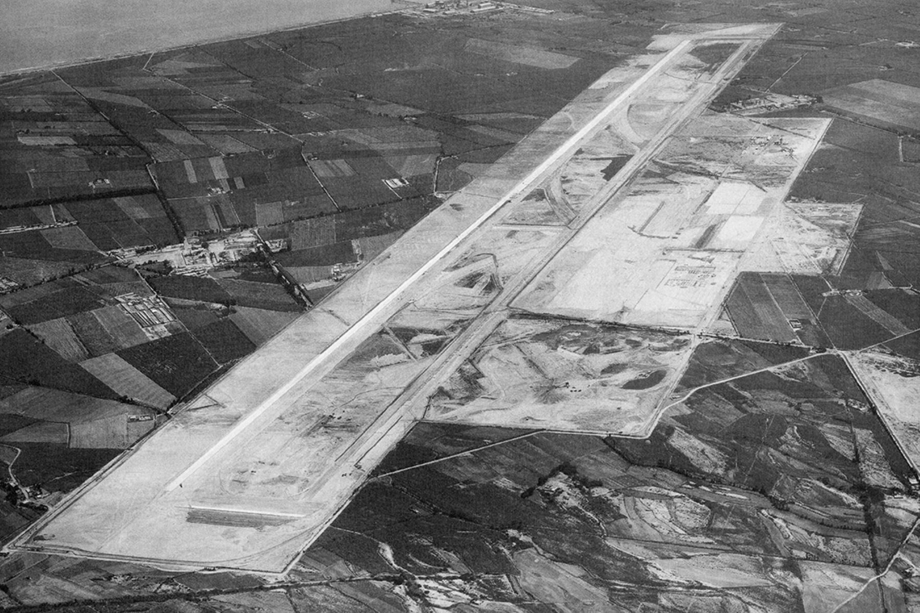 Callao - 1956 / Vista aérea del terreno destinado a la construcción del nuevo aeropuerto en el Callao. Foto: Servicio Aerofotográfico Nacional