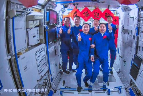 La tripulación partió a bordo de un cohete "Larga Marcha 2F", que despegó de la Estación de Lanzamiento Satelital de Jiuquan, en el noroeste de China. Foto: AFP