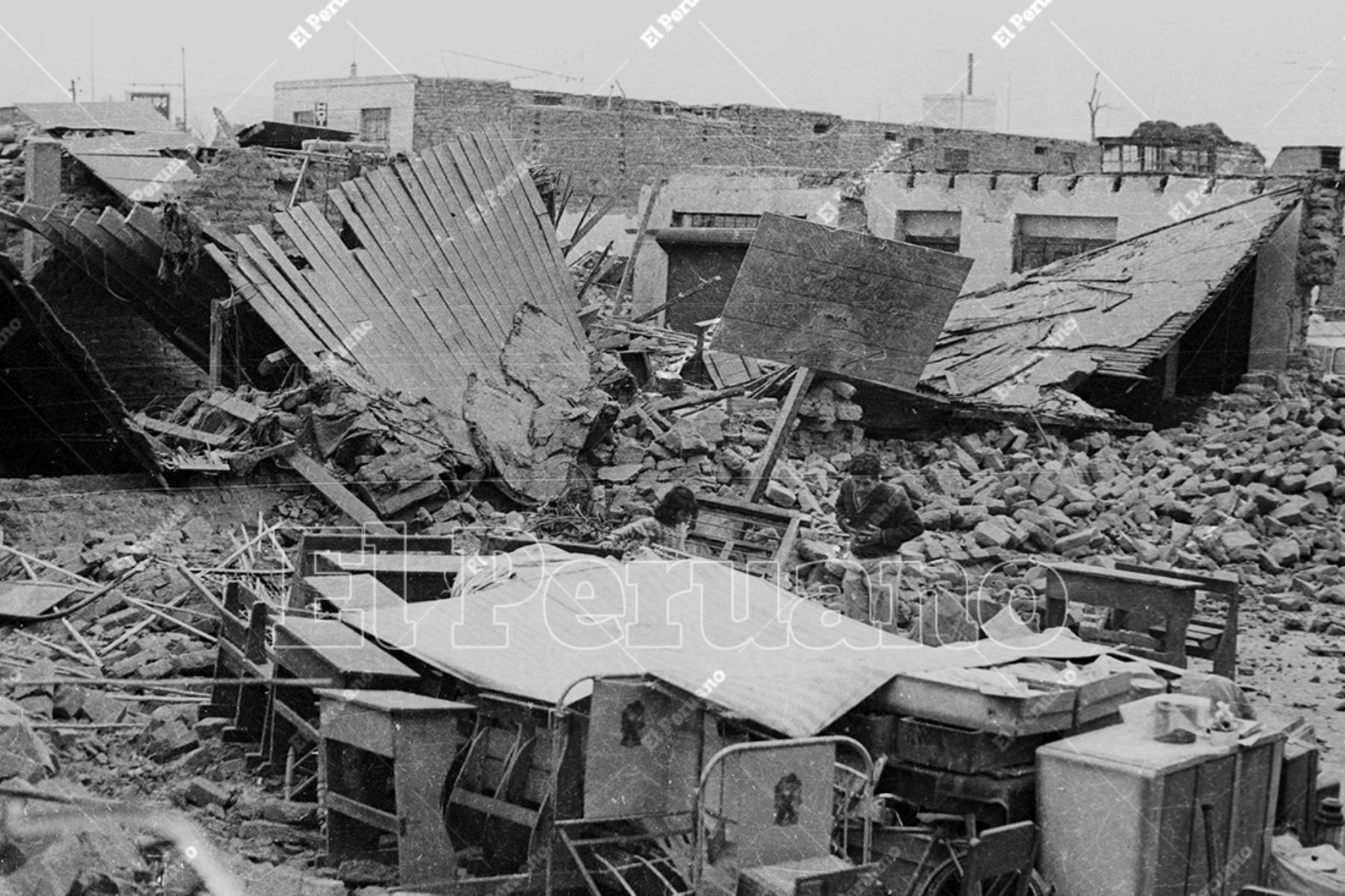 Huaraz - 1 junio 1970 / Damnificados por el terremoto en medio de viviendas en escombros. Foto: Archivo Histórico de El Peruano