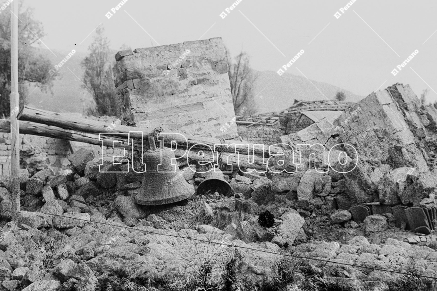Huaraz - 1 junio 1970 / . Campanas en medio de los escombros de una iglesia. Foto: Archivo Histórico de El Peruano
