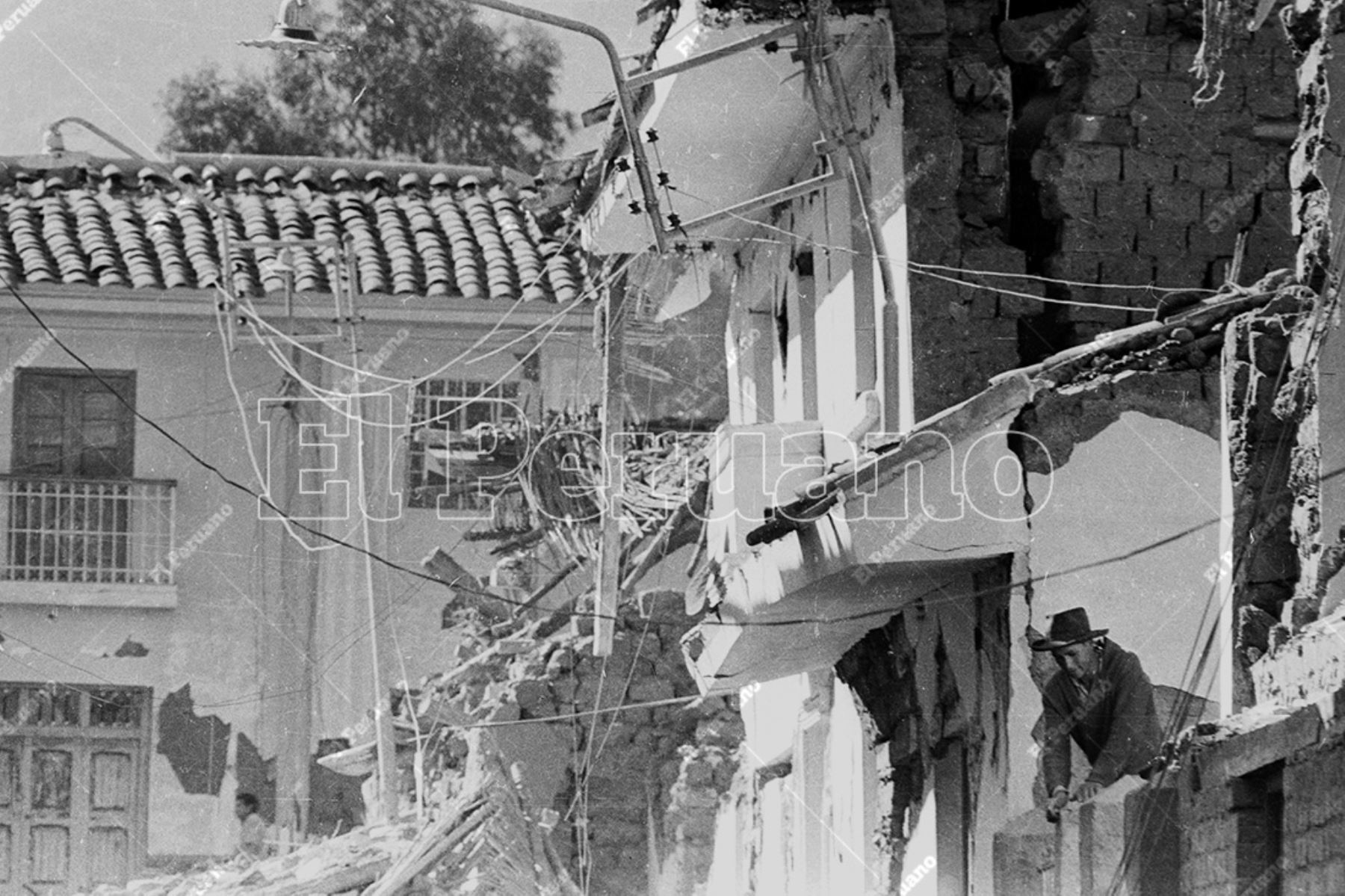Huaraz -  1 junio 1970 /  Un damnificado asoma entre las viviendas que quedaron en escombros después del terremoto. Foto: Archivo Histórico de El Peruano