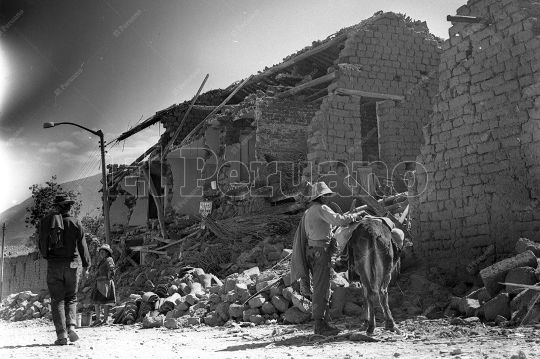 Huaraz -1 junio 1970 / Damnificados dejan las zonas rurales devastadas por el terremoto. Archivo Histórico de El Peruano