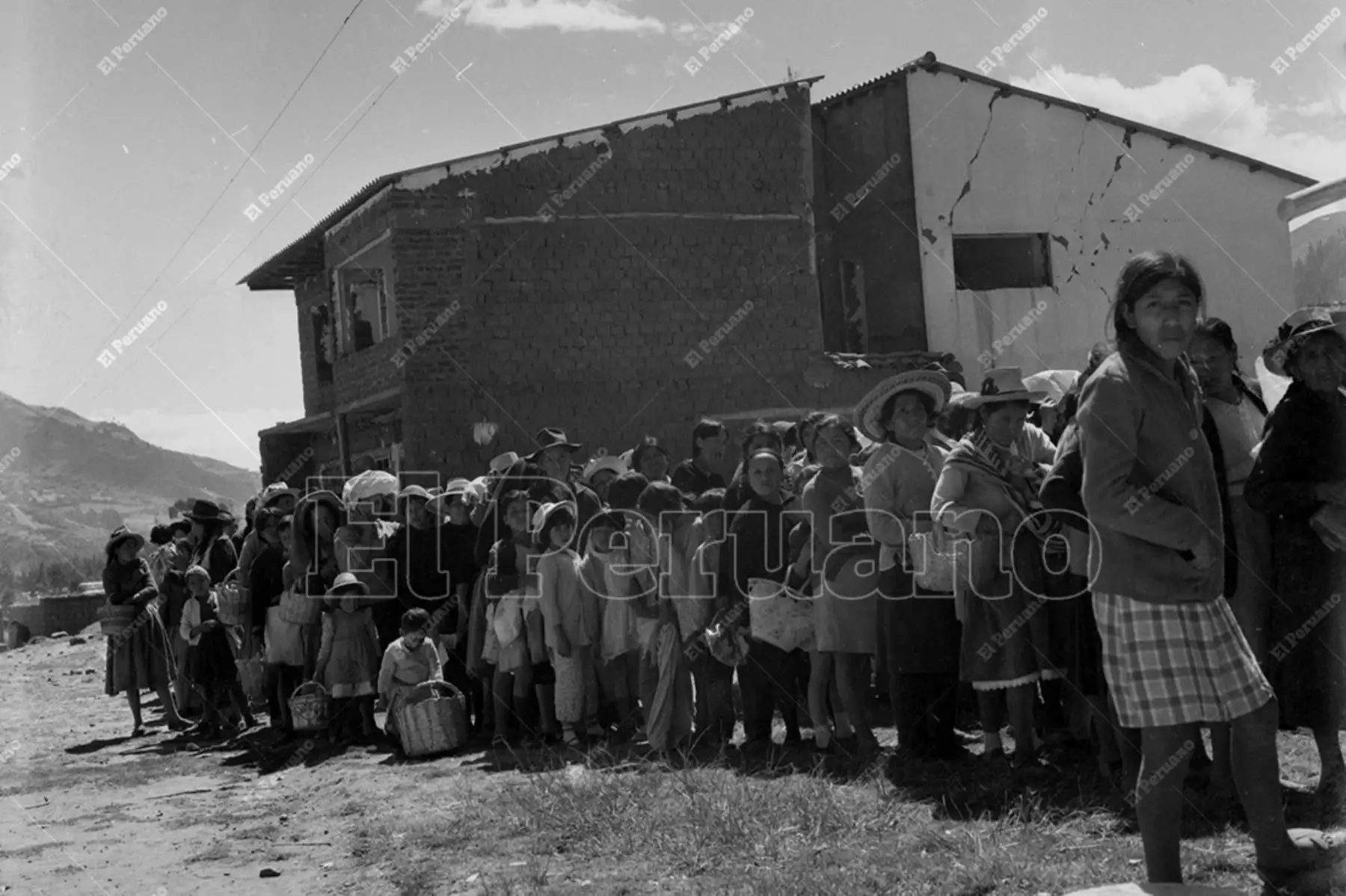Huaraz - 1 junio 1970 /  Decenas de mujeres y niños damnificados por el terremoto forman cola para recibir ayuda humanitaria. Foto: Archivo Histórico de El Peruano