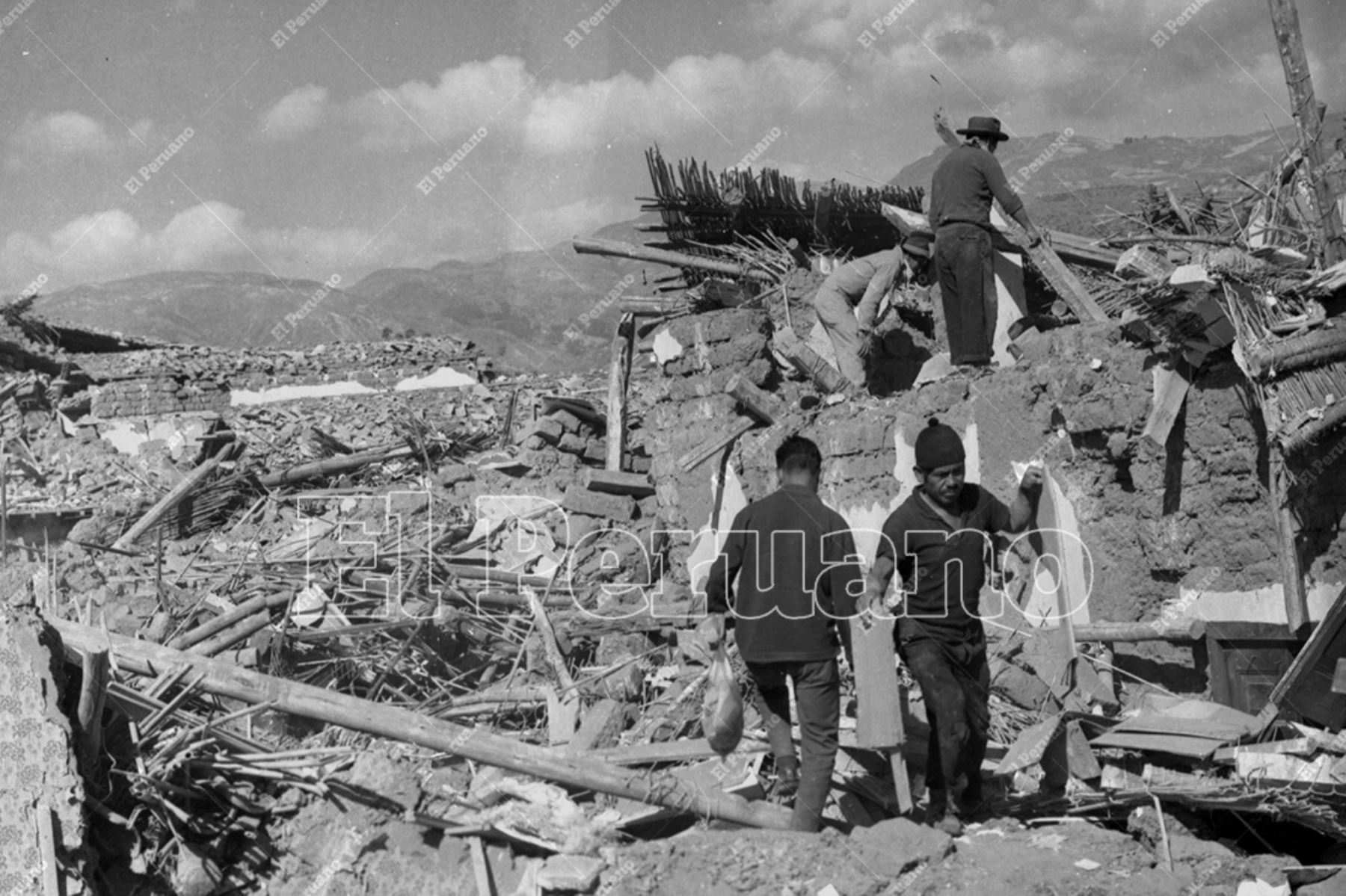 Huaraz - 1 junio 1970 / Damnificados intentan rescatar algunos objetos de viviendas en escombros tras el terremoto. Foto: Archivo Histórico de El Peruano