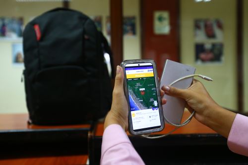 La app Sismos Perú del IGP, una batería externa con su cable y otros dispositivos tecnológicos son recomendados para una mochila de emergencia. Foto: ANDINA/Eddy Ramos