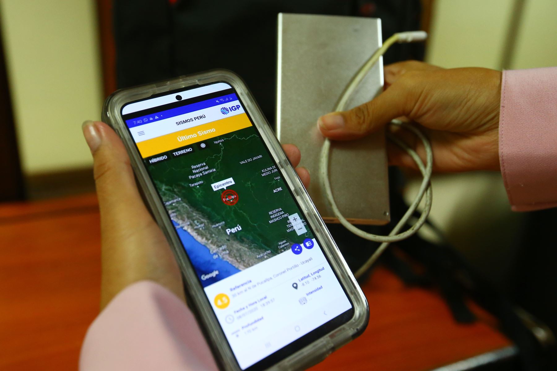 La app Sismos Perú del IGP, una batería externa con su cable y otros dispositivos tecnológicos son recomendados para una mochila de emergencia. Foto: ANDINA/Eddy Ramos