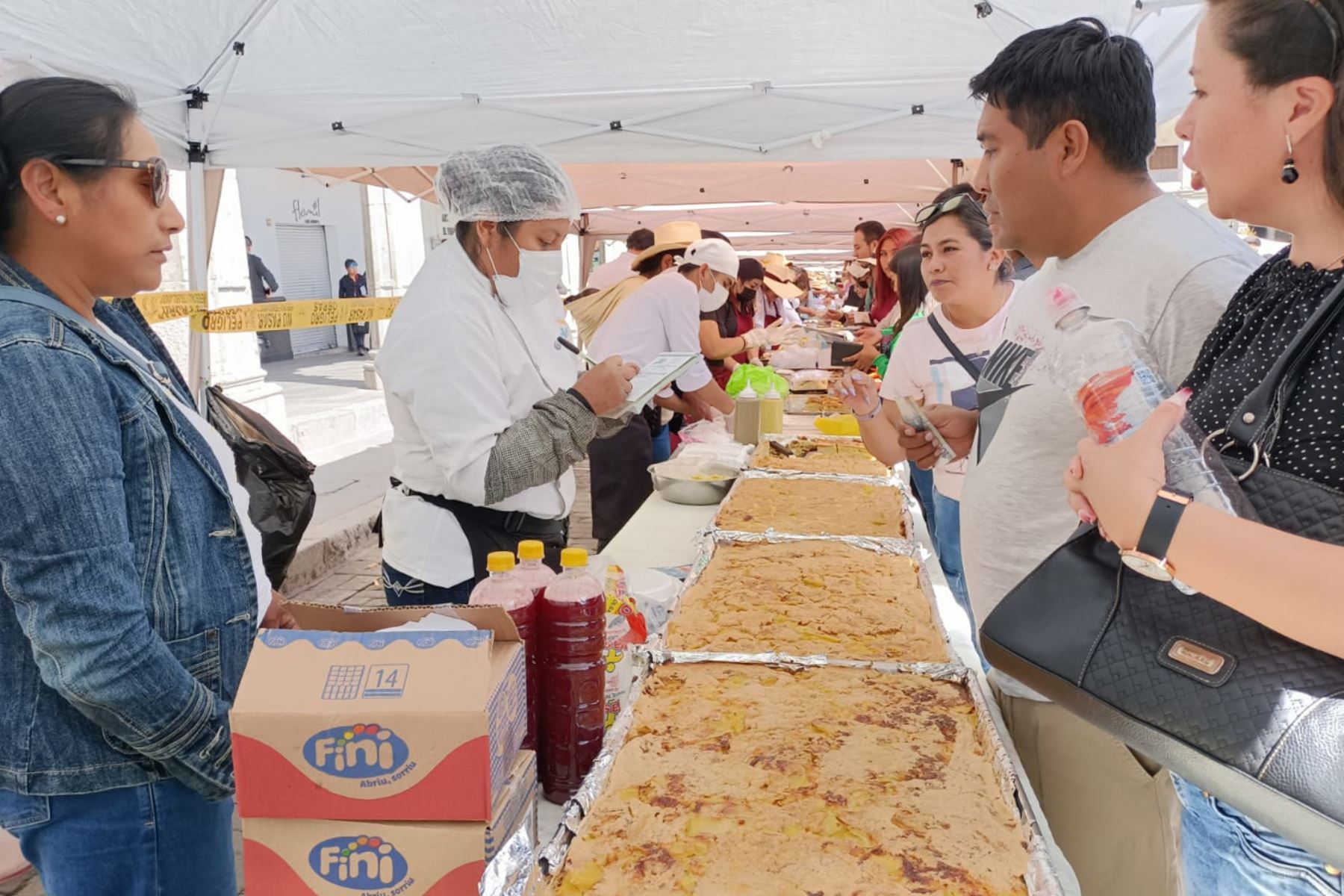 Arequipa preparó un pastel de papa de más de 66 metros de largo para celebrar el Día Nacional de la Papa. Foto: ANDINA/Cortesía Rocío Méndez