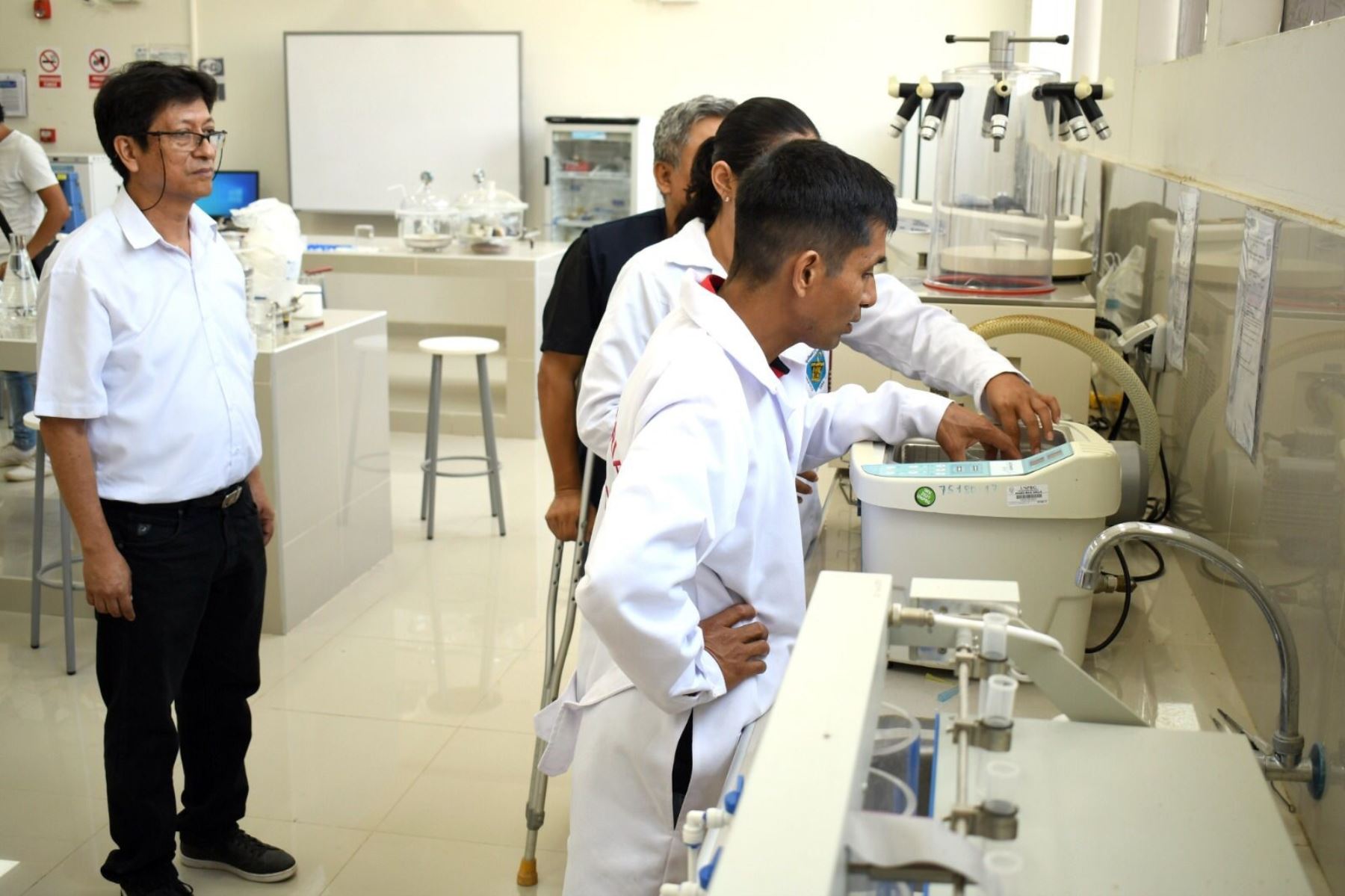 En los laboratorios de la Facultad de Ingeniería Química de la Universidad Pedro Ruiz Gallo se producen repelentes contra la picadura de zancudos.
