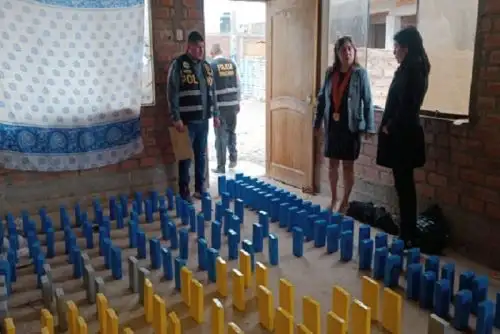 Tres personas que cuidaban el inmueble donde se halló el cargamento de droga huyeron al notar la presencia policial.