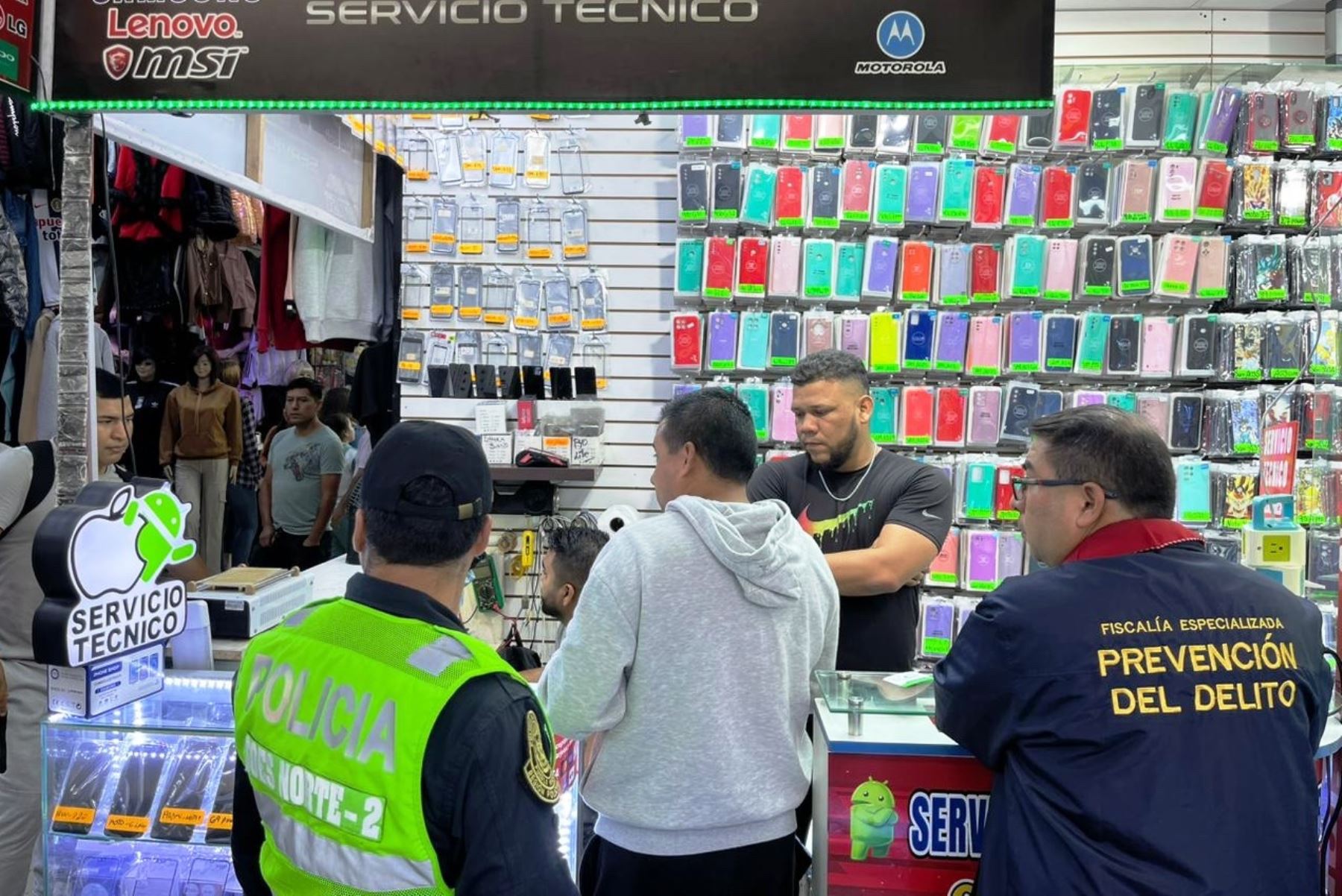 Los stands, tiendas o locales son instrumentalizados para la venta de productos robados, como celulares. ANDINA/ Policía Nacional.