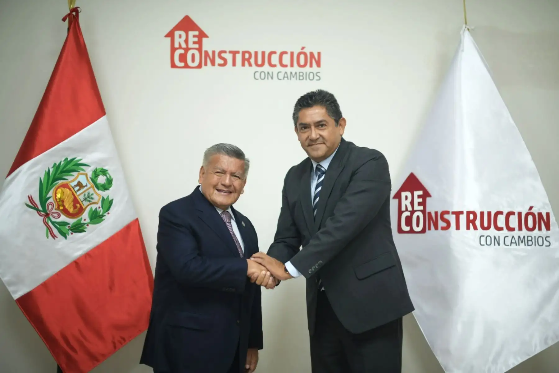 El gobernador de La Libertad, César Acuña, y el director ejecutivo (e) de la ARCC, Raphael Anaya, sostuvieron reunión para coordinar acciones. Foto: ARCC