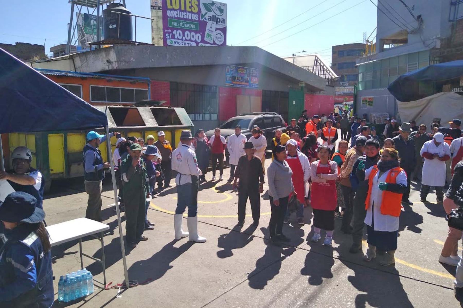 El escenario principal del Simulacro Multipeligro en Huancayo se realizó en el mercado modelo. Allí autoridades, policías, brigadistas y comerciantes participaron del ensayo que contempló un sismo de magnitud 8. Foto: Pedro Tinoco