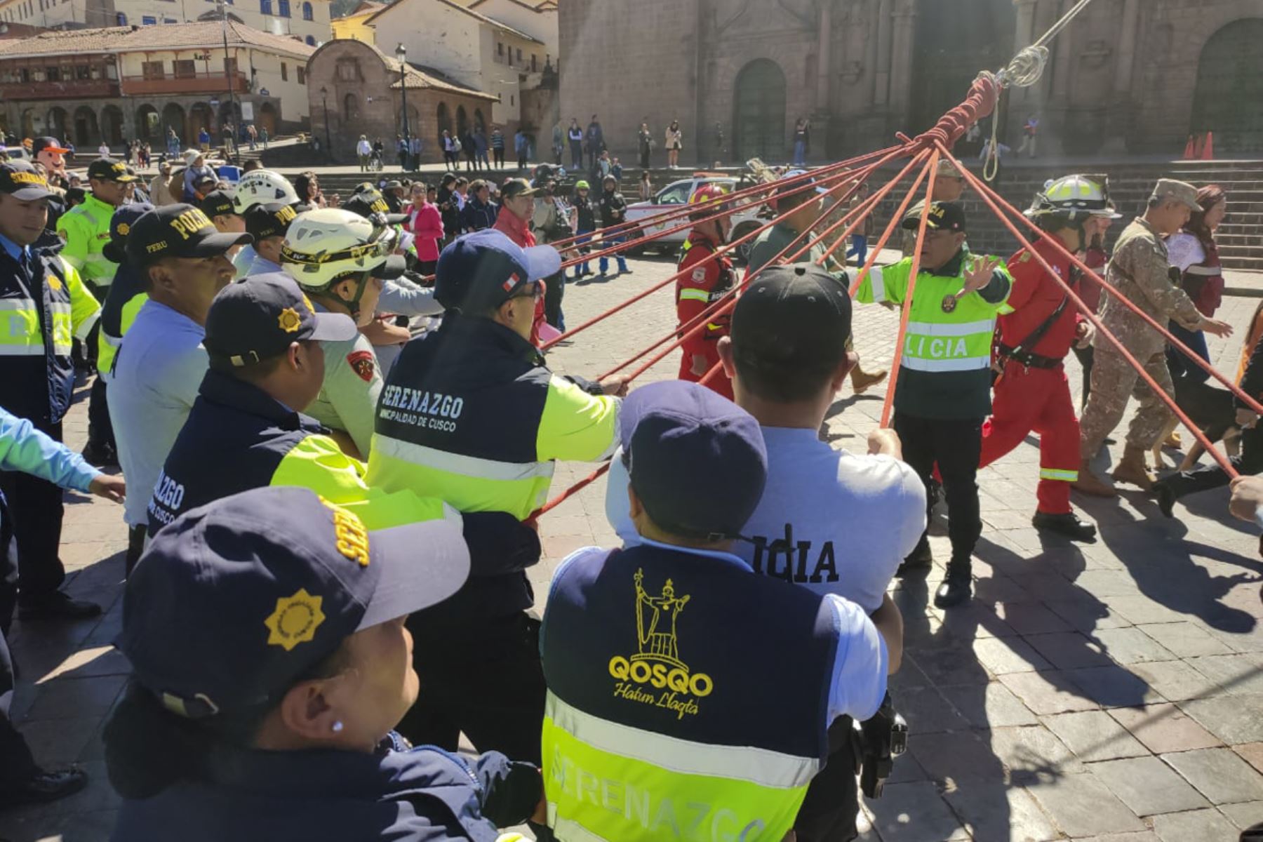 Cusco soportó un sismo de magnitud 7.9 que dejó un herido tras la caída de la cúpula de la catedral, mientras otras dos personas resultaron atrapadas tras el colapso de una vivienda como resultado del el Simulacro Nacional Multipeligro 2023. 

Foto: Percy Hurtado