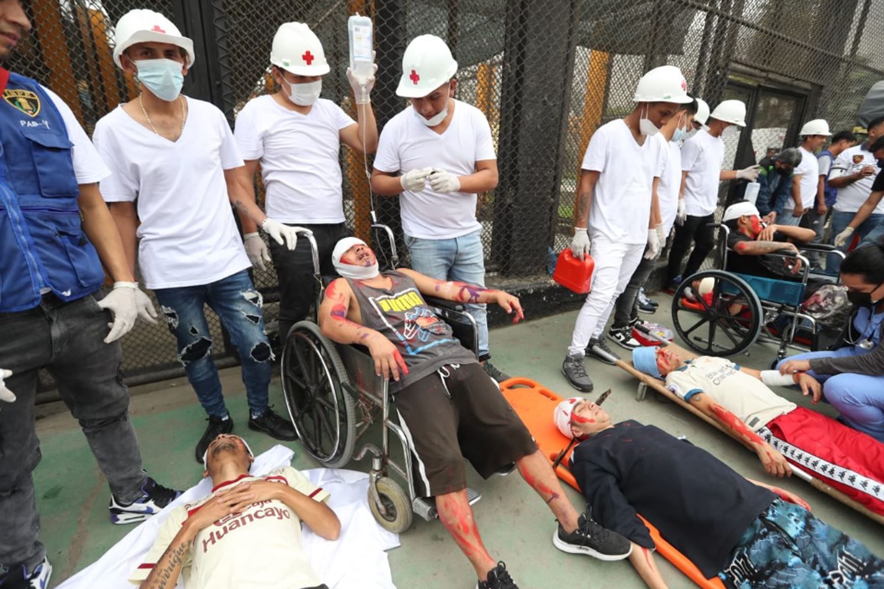 Internos del penal de Lurigancho participaron del simulacro nacional de sismo 2023, de 8.8 grados.Según el balance del simulacro de sismo en el penal de Lurigancho, el saldo fue de 400 heridos, más de 20 fallecidos y de 200 internos evacuados.
Foto: ANDINA/Daniel Bracamonte