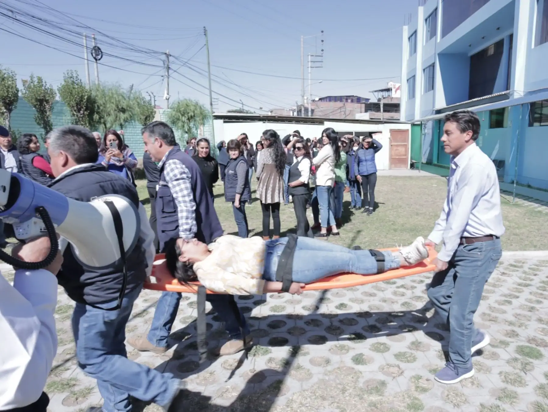 Trabajadores y funcionarios de entidades públicas y privadas participaron del sismo que se desarrolló esta mañana en Arequipa. ANDINA/Difusión
